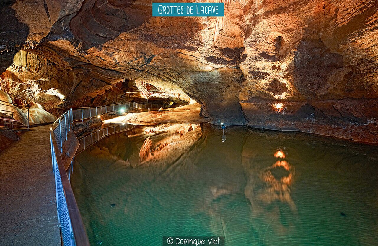 Grottes de Lacave, site touristique souterrain avec lac et formations rocheuses illumin�es.