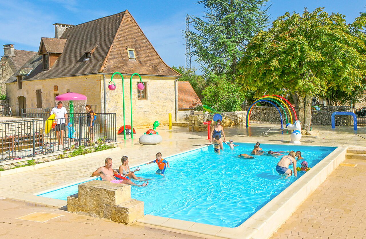 Piscine ext�rieure et jeux aquatiques pour enfants au camping VAGUES OCEANES Paille Basse.