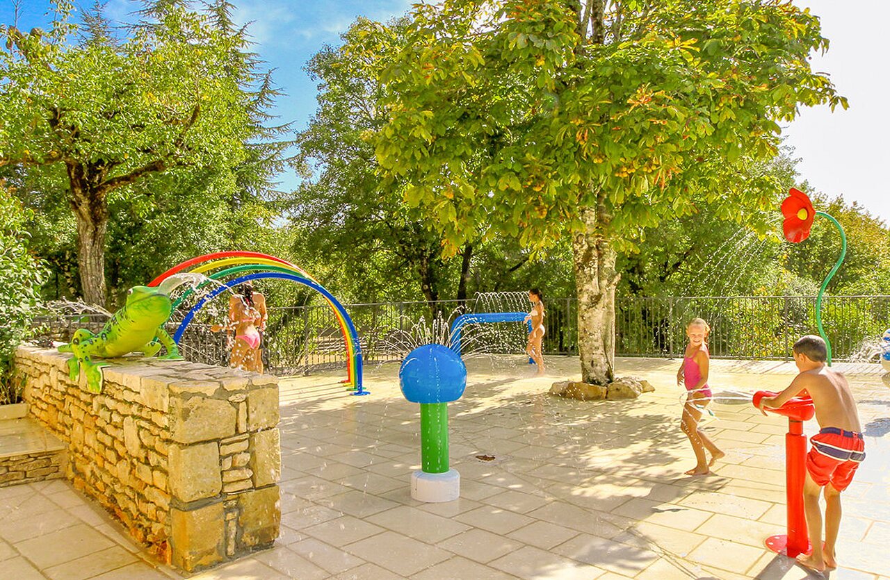 Aire de jeux aquatique pour enfants au camping VAGUES OCEANES Paille Basse.