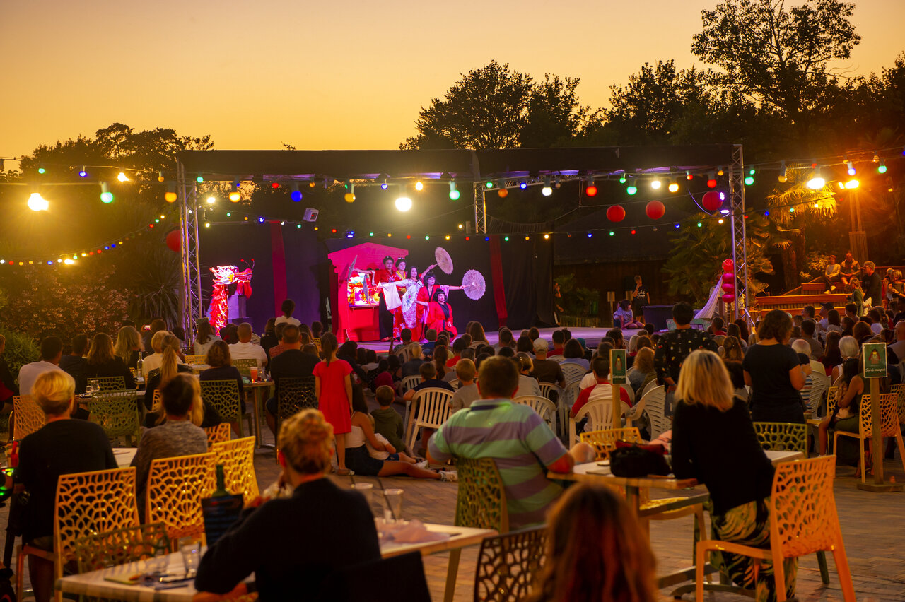Avondshow met Aziatische dans voor vakantiegangers op camping CAPFUN Paillotte in AZUR (40).