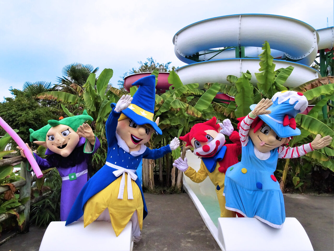 Kleurrijke mascottes en waterglijbanen op camping CAPFUN Paillotte in AZUR (40).