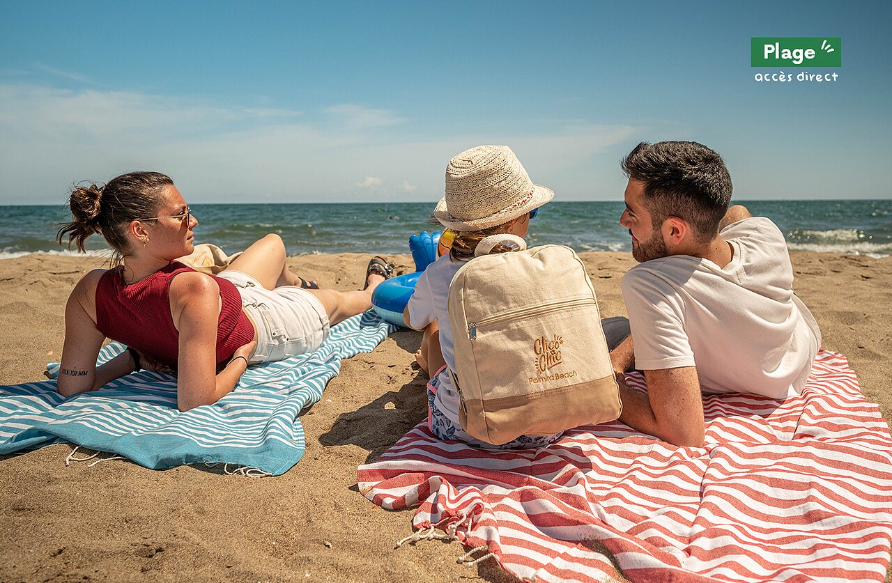 Plage de sable fin, famille se d�tendant au camping CLICOCHIC Palmira Beach.