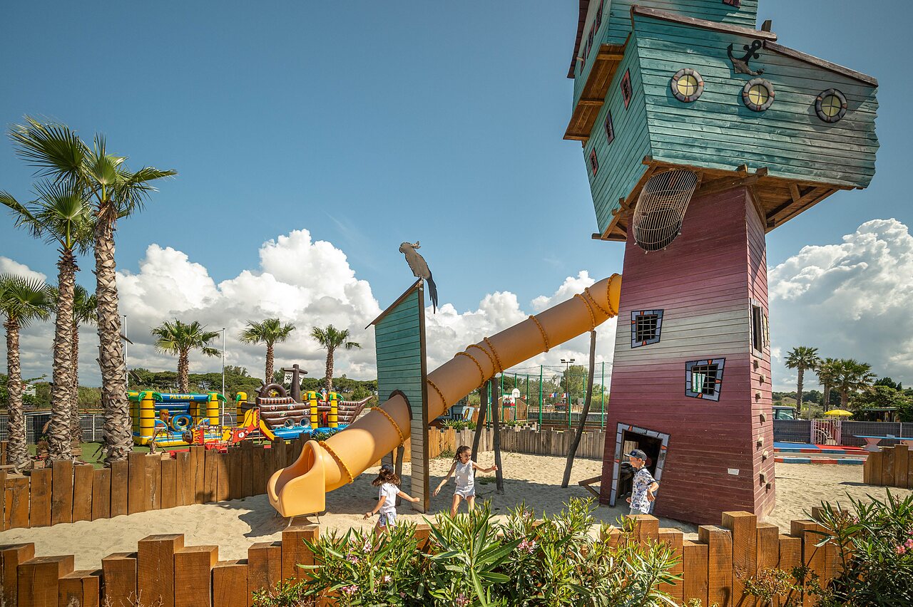 Aire de jeux th�matique, toboggan g�ant, enfants au camping CLICOCHIC Palmira Beach.