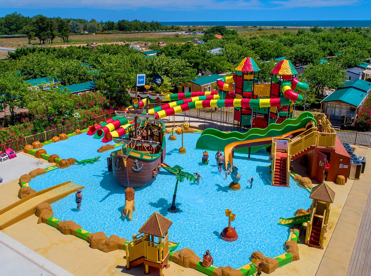 Parc aquatique color� avec toboggans, bateau pirate au camping CLICOCHIC Palmira Beach � Vendres-Plage (34).