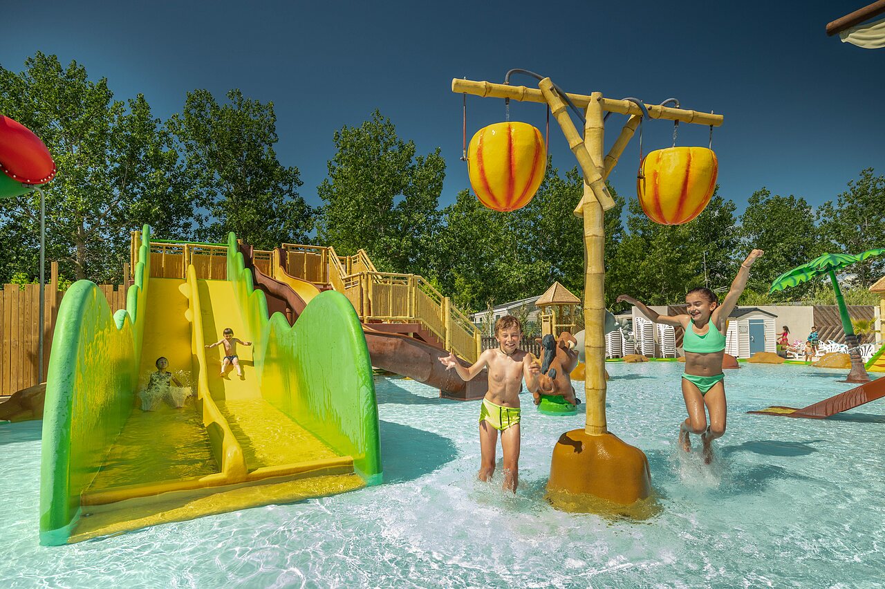 Toboggans, jeux d'eau enfants au camping CLICOCHIC Palmira Beach � Vendres-Plage.