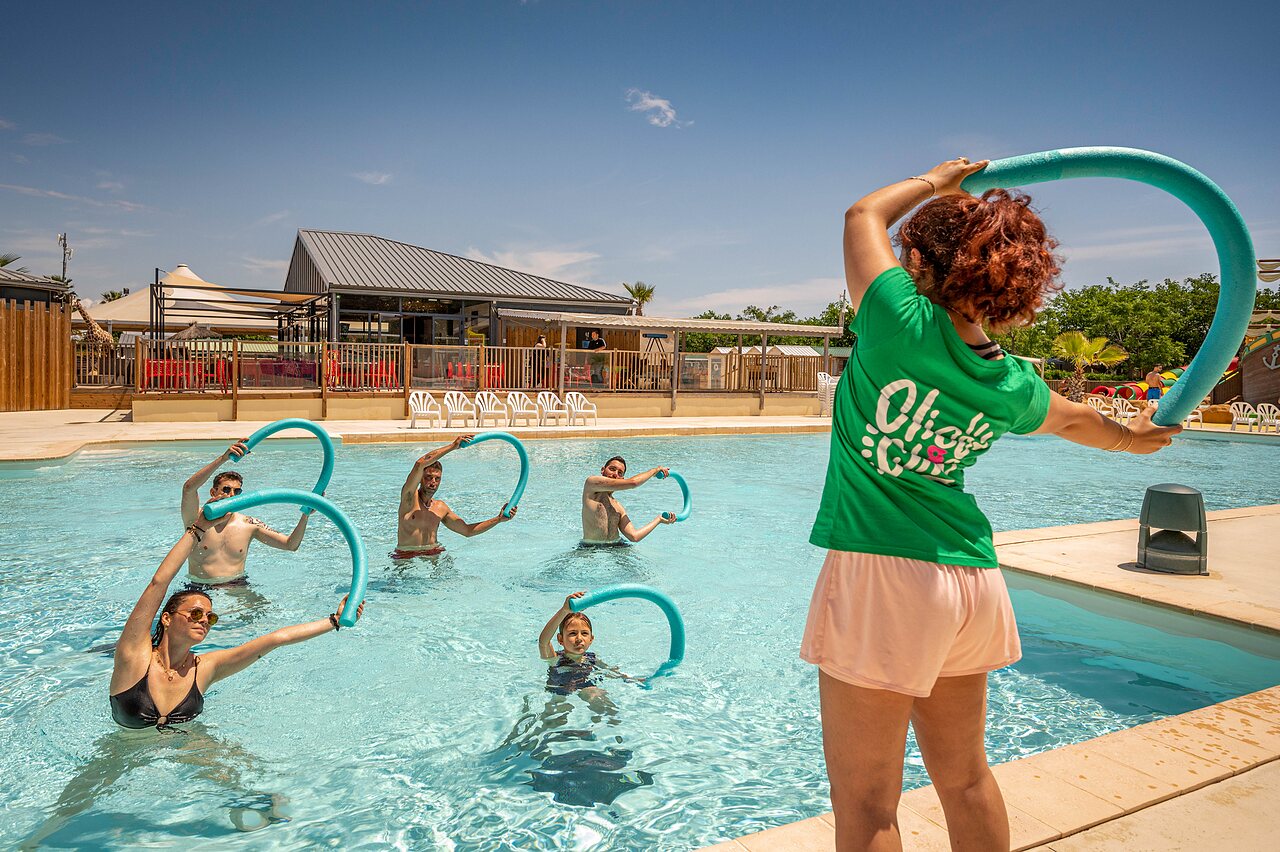 Cours d'aqua gym anim� dans la piscine ext�rieure du camping CLICOCHIC Palmira Beach � Vendres-Plage (34).