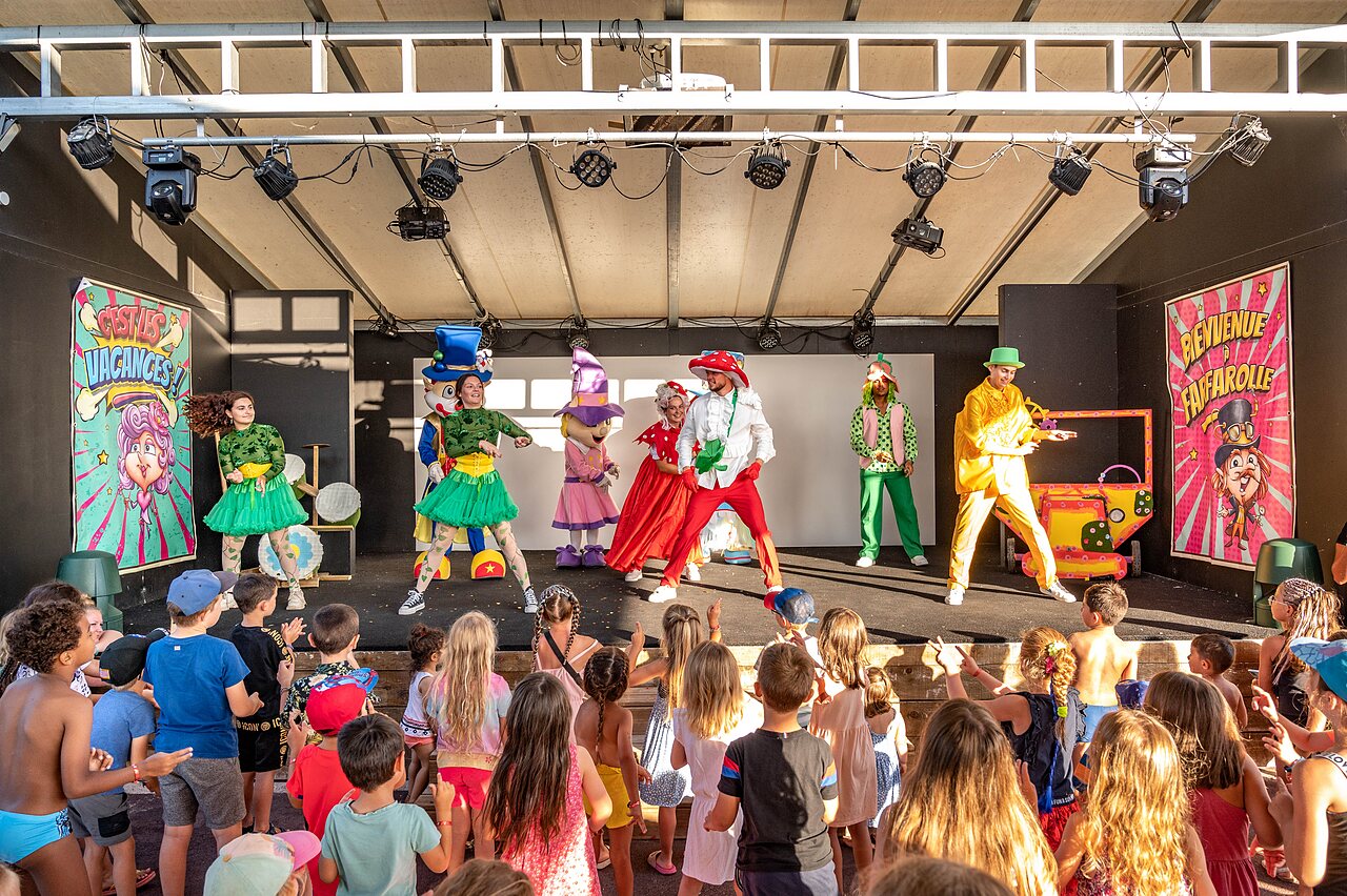 Spectacle d'animation enfants sur sc�ne, personnages costum�s au camping CLICOCHIC Palmira Beach.