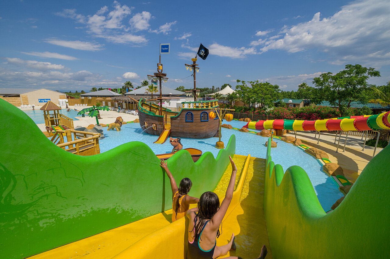 Parc aquatique avec toboggans, bateau pirate et enfants au camping CLICOCHIC Palmira Beach � Vendres-Plage (34).