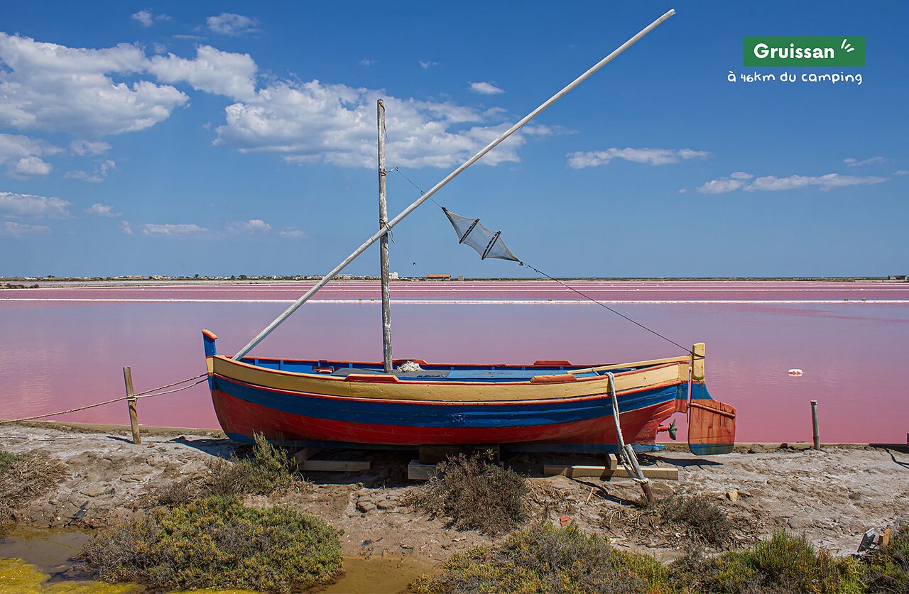 Bateau traditionnel color� et salins roses de Gruissan, lieu � visiter pr�s du camping.