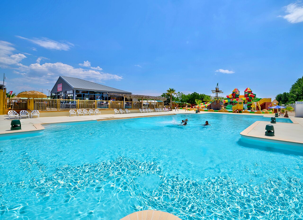Grande piscine, parc aquatique avec toboggans et restaurant au camping CLICOCHIC Palmira Beach � Vendres-Plage (34).