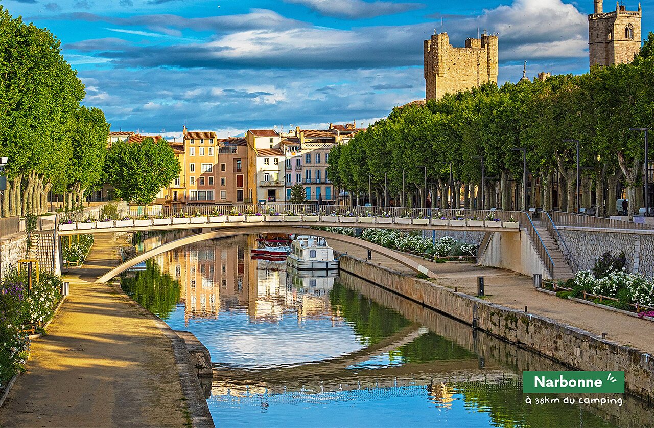 Canal de la Robine, pont et b�timents historiques � Narbonne, ville � visiter.