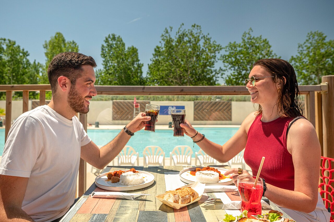 Repas en terrasse au camping CLICOCHIC Palmira Beach � Vendres-Plage (34).