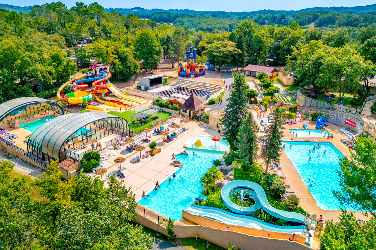 Parc aquatique avec toboggans, piscines ext�rieures et couvertes au camping CAPFUN Palombi�re � Sarlat.