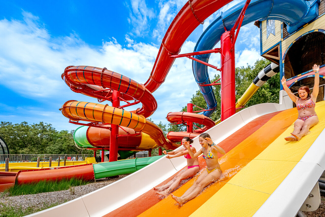 Toboggans aquatiques color�s et parc aquatique au CAPFUN Palombi�re Sarlat (24).