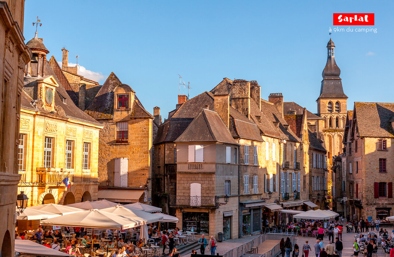 Centre historique de Sarlat, ses rues m�di�vales et terrasses anim�es � visiter.