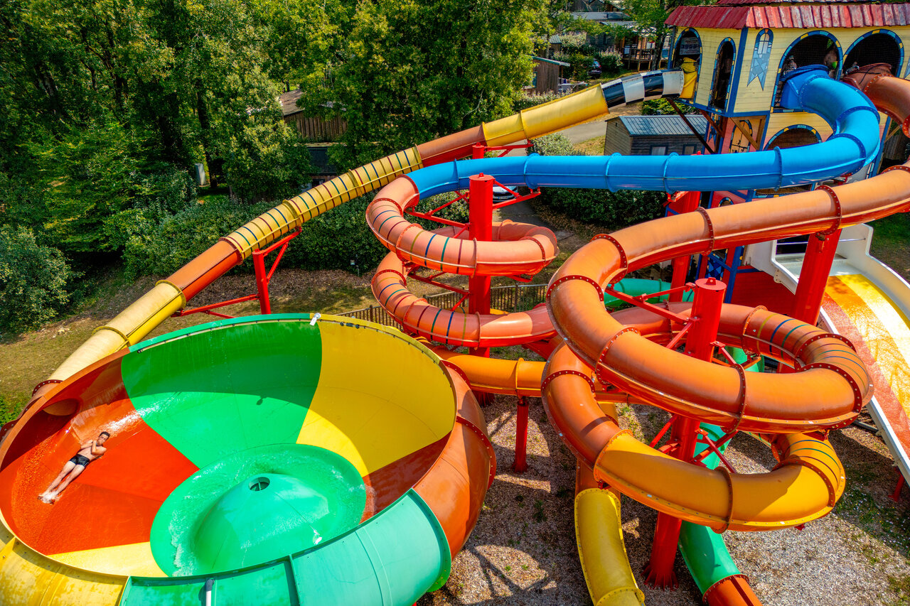 Toboggans aquatiques color�s et entonnoir g�ant au camping CAPFUN Palombi�re � Sarlat (24).