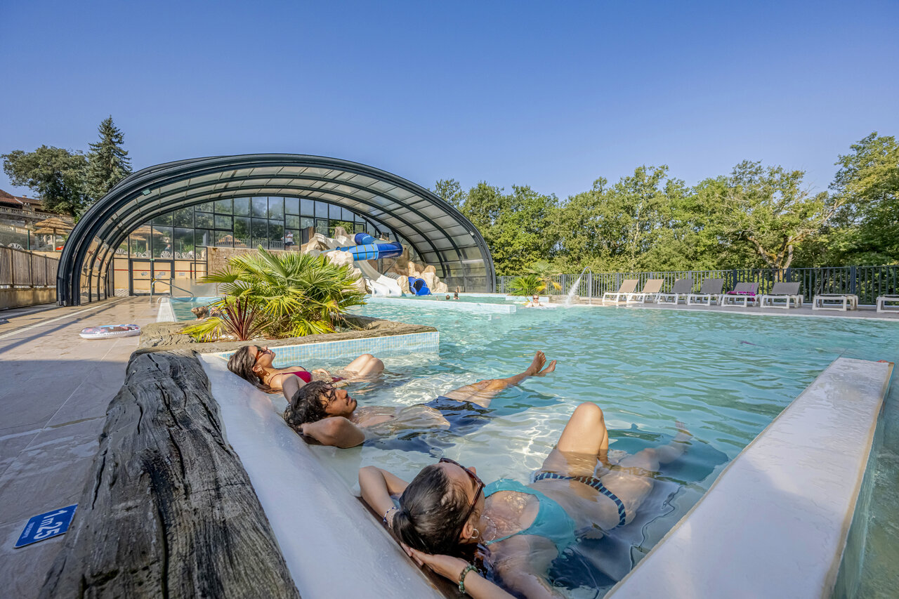 Piscine ext�rieure, espace d�tente et toboggans au camping CAPFUN Palombi�re � Sarlat (24).