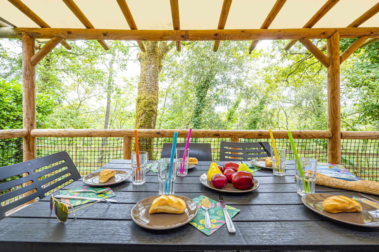 Terrasse de Mobil-home avec table � manger ext�rieure au CAPFUN Palombi�re � Sarlat (24).