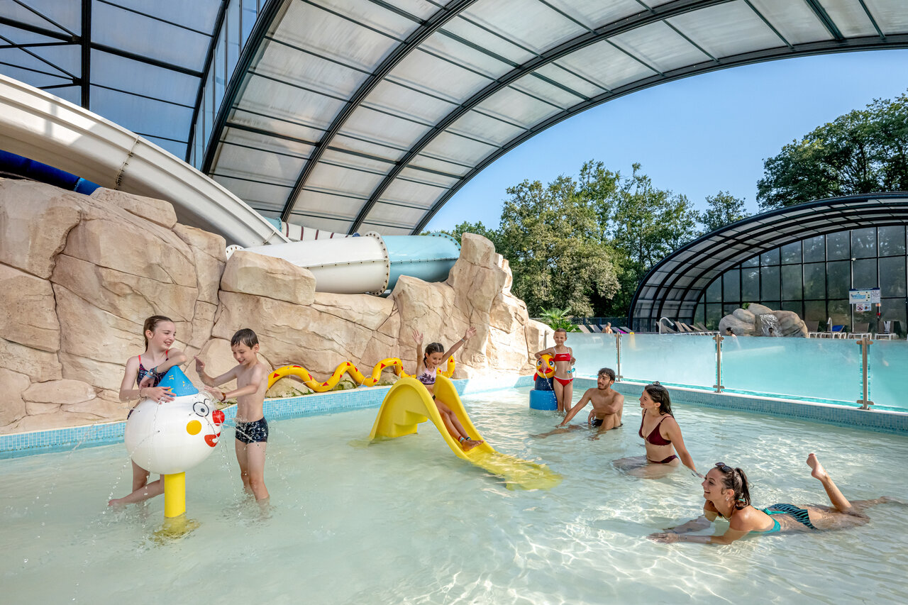 Piscine couverte, toboggans et jeux aquatiques au camping CAPFUN Palombi�re � Sarlat (24).