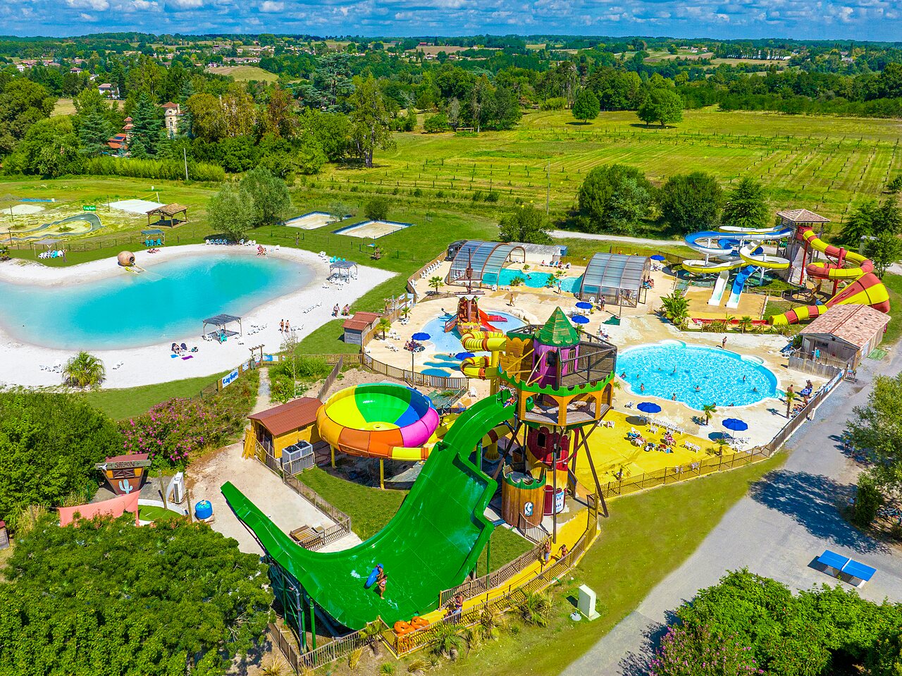 Grand parc aquatique, toboggans et lagon au camping CAPFUN Paradis de Bazas � BAZAS (33).