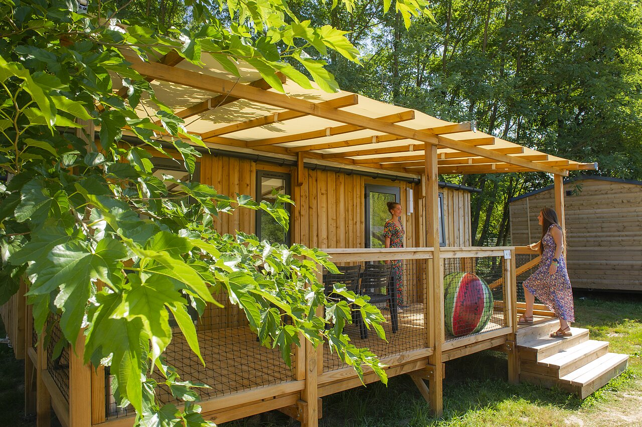 Mobil-home en bois avec terrasse couverte au CAPFUN Paradis de Bazas (33).