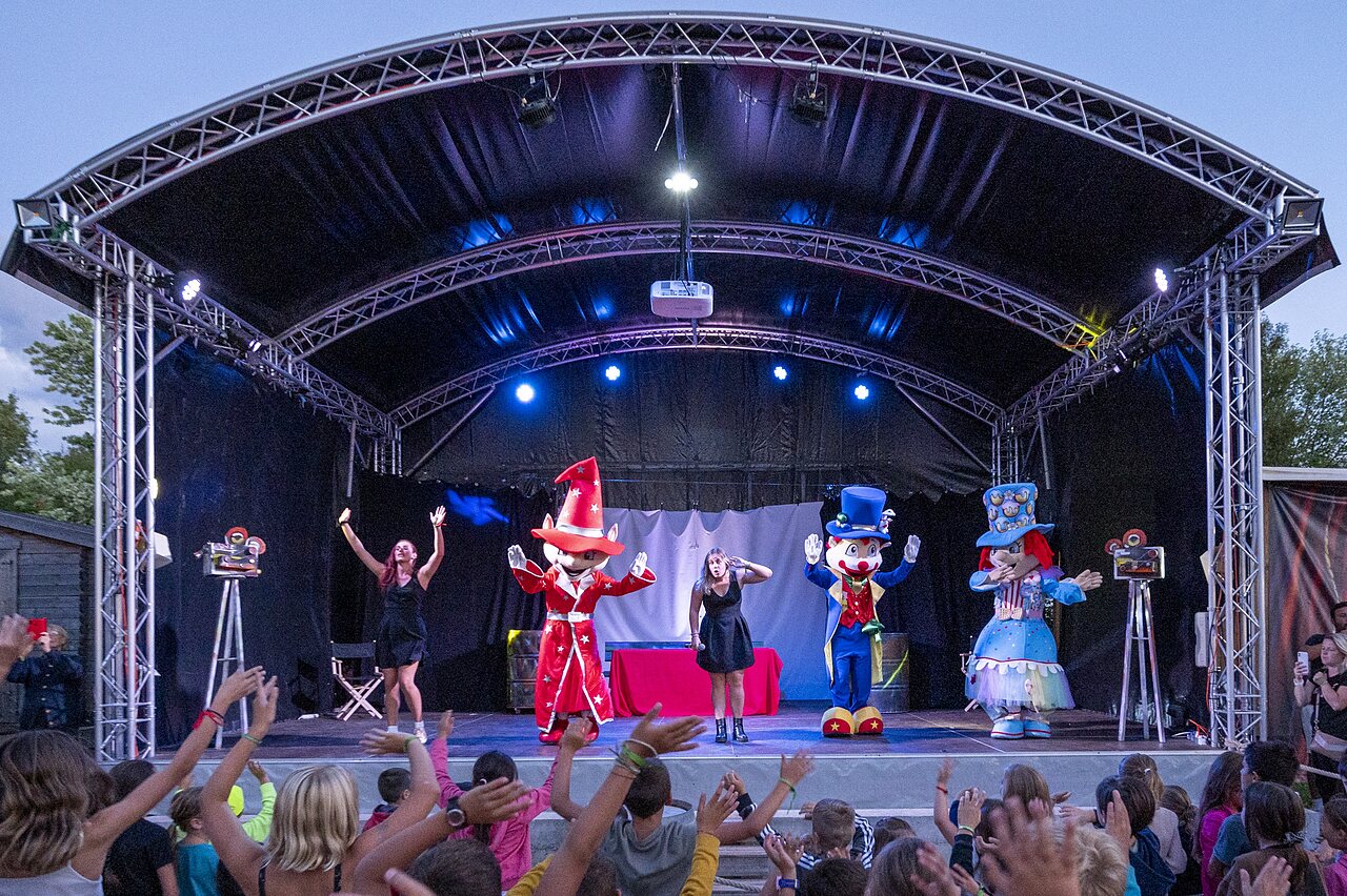 Animation spectacle, mascottes et enfants au camping CAPFUN Paradis de Bazas (33).