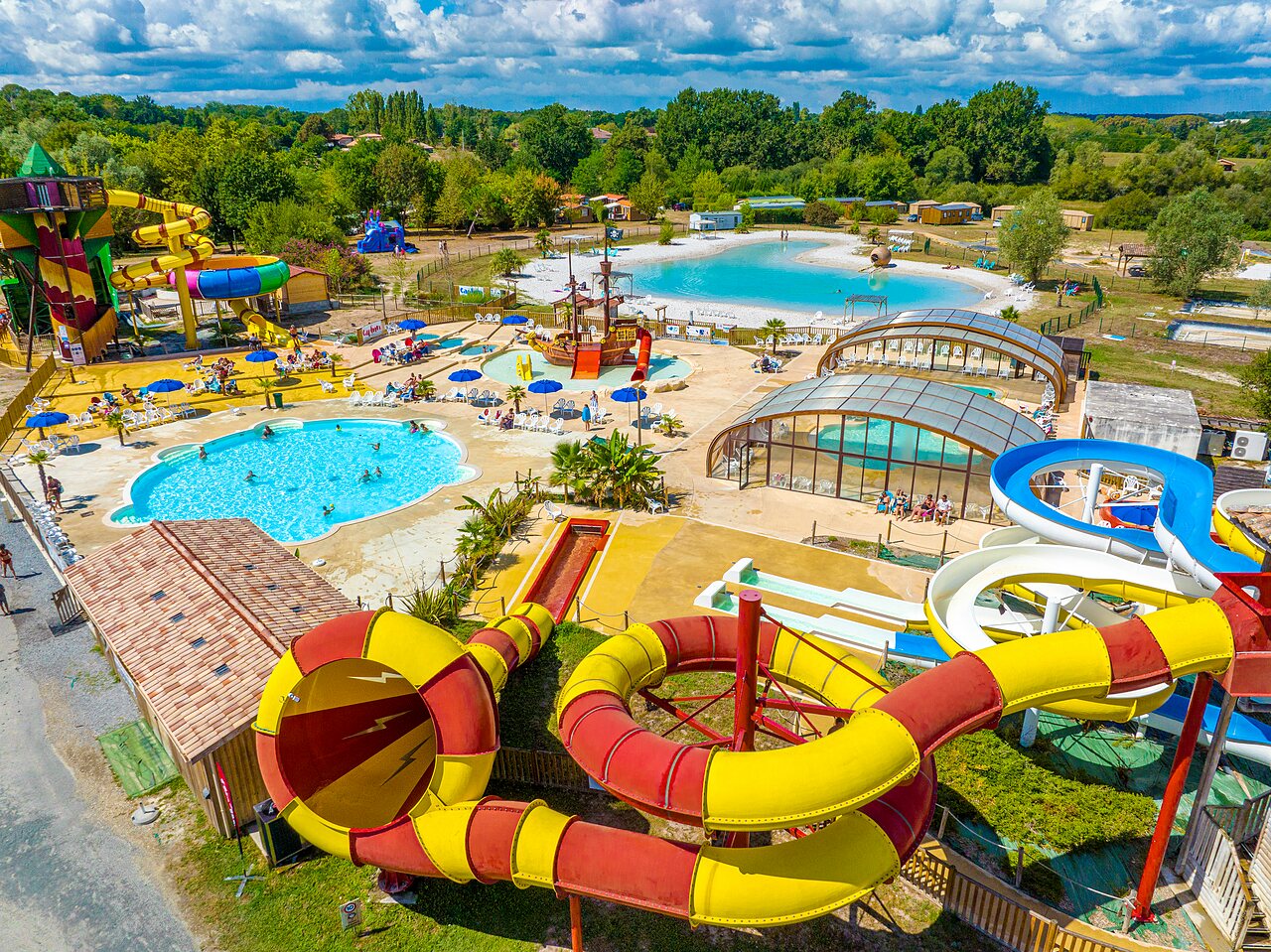 Toboggans, piscines et lagon au camping CAPFUN Paradis de Bazas (33).