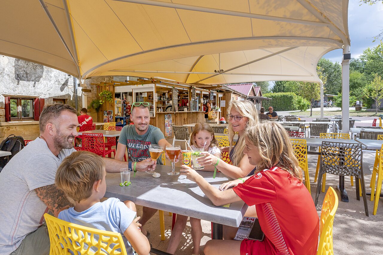 Famille, bar ext�rieur au camping CAPFUN Paradis de Bazas � BAZAS (33).