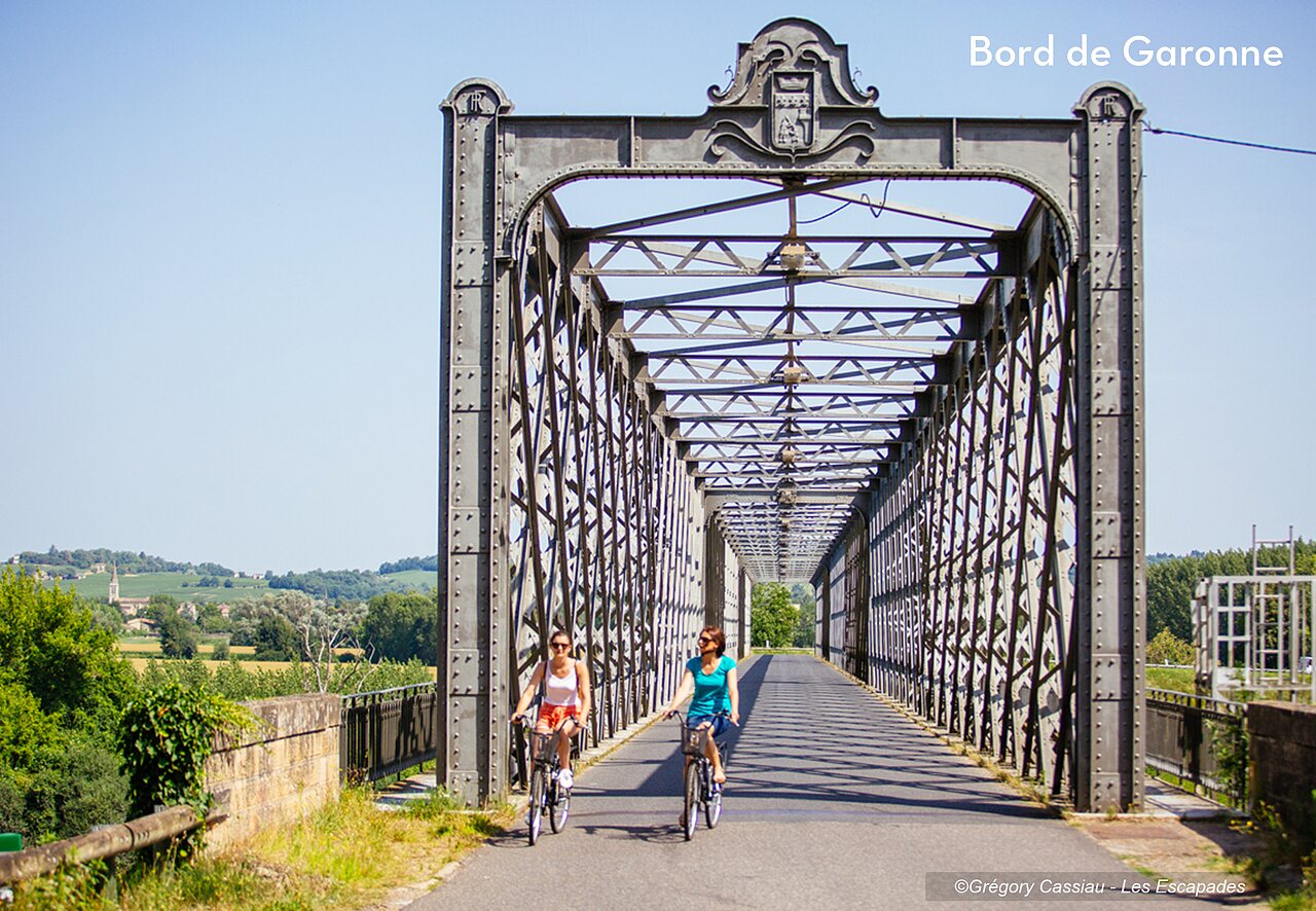 Pont m�tallique historique sur le Bord de Garonne, id�al pour balades � v�lo.