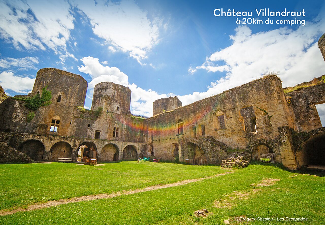 Ruines m�di�vales du Ch�teau de Villandraut, lieu historique � visiter pr�s de Bazas.
