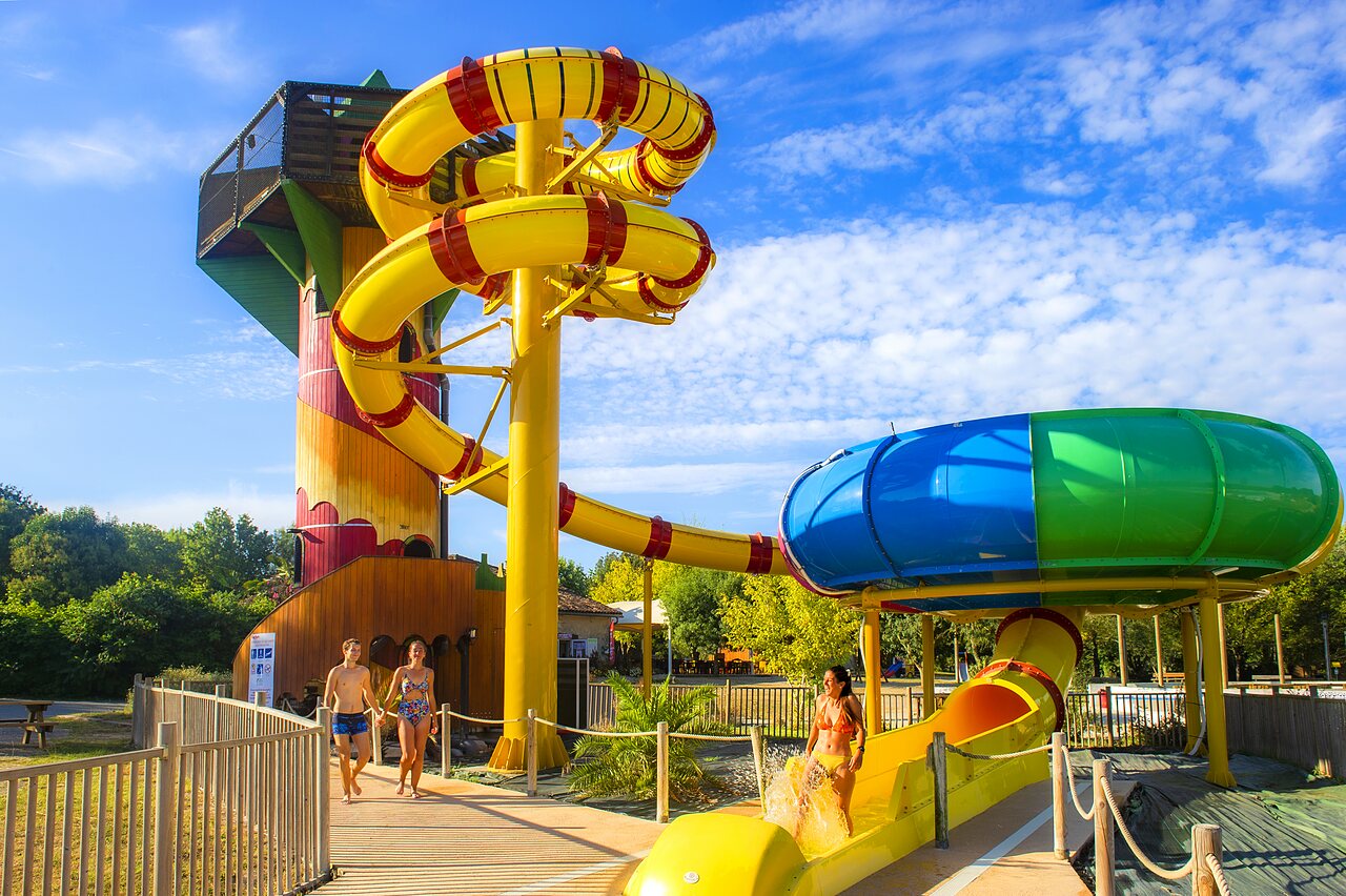 Toboggans aquatiques g�ants et jeux d'eau au camping CAPFUN Paradis de Bazas � BAZAS (33).