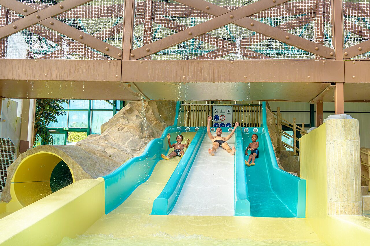 Toboggans aquatiques, adultes et enfants s'amusant au camping CAPFUN Parc de Paris (77).
