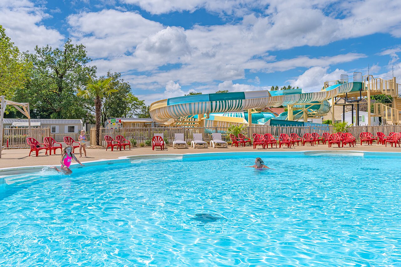 Piscine ext�rieure avec toboggan g�ant et enfants au camping CAPFUN Parc de Paris � Villevaud� (77).