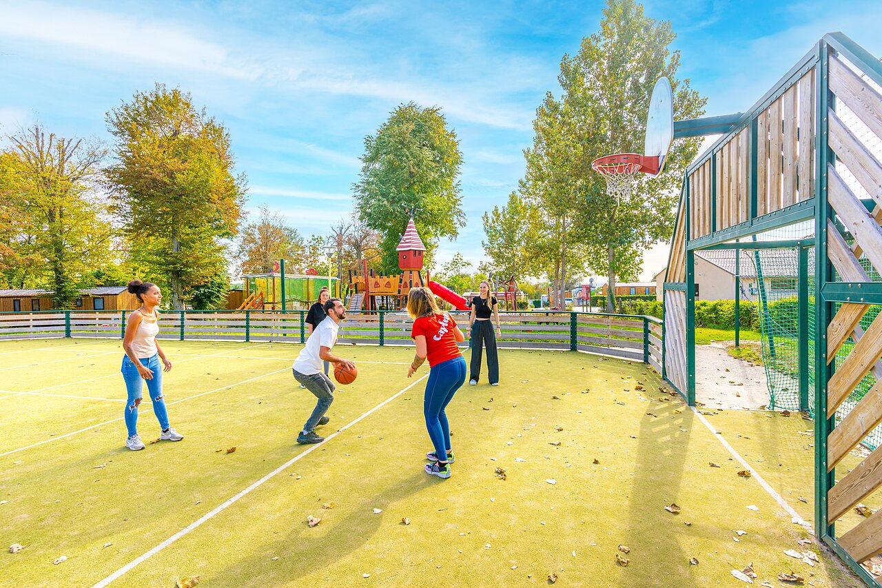 Basketball sur terrain multisport au camping CAPFUN Parc de Paris � Villevaud� (77).