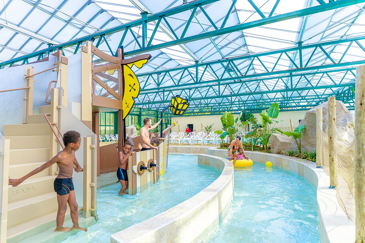 Piscine couverte, rivi�re lente, jeux aquatiques au CAPFUN Parc de Paris.