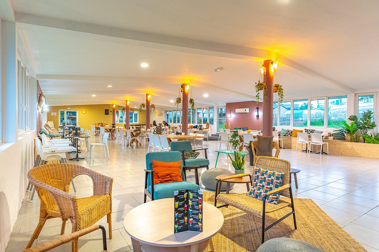 Restaurant et bar moderne, assises confortables, au camping CAPFUN Parc de Paris (77).