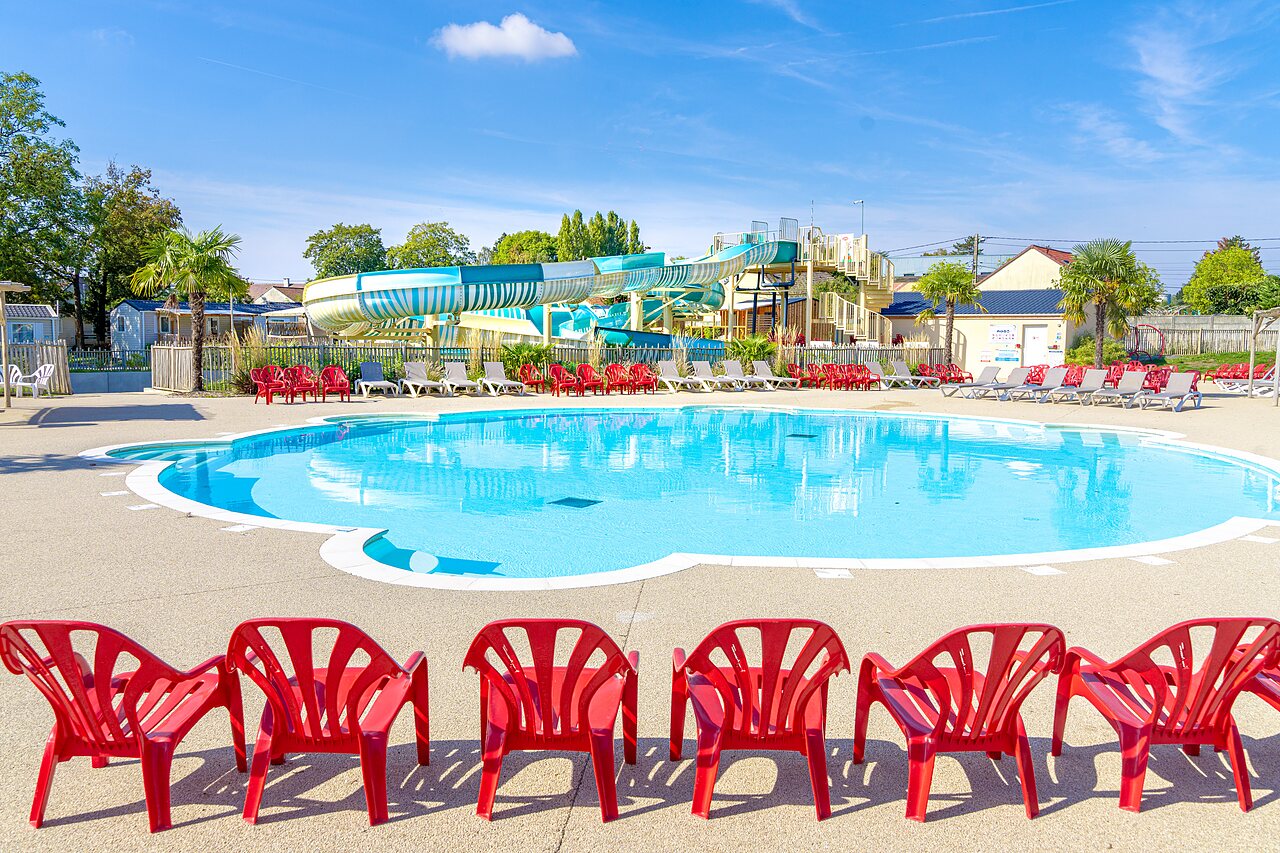 Piscine ext�rieure, toboggans aquatiques, transats au camping CAPFUN Parc de Paris � Villevaud� (77).