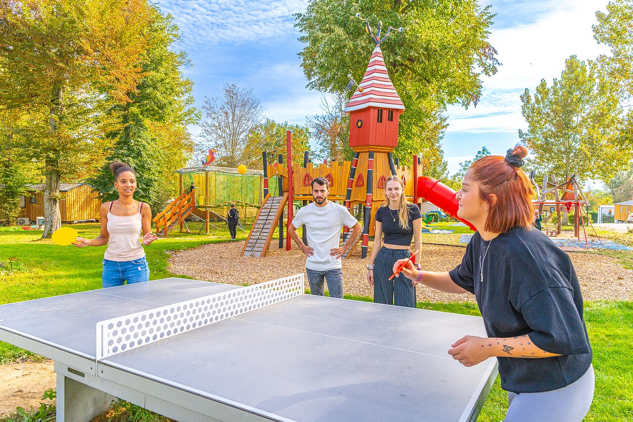 Aire de jeux, tennis de table au camping CAPFUN Parc de Paris � Villevaud� (77).