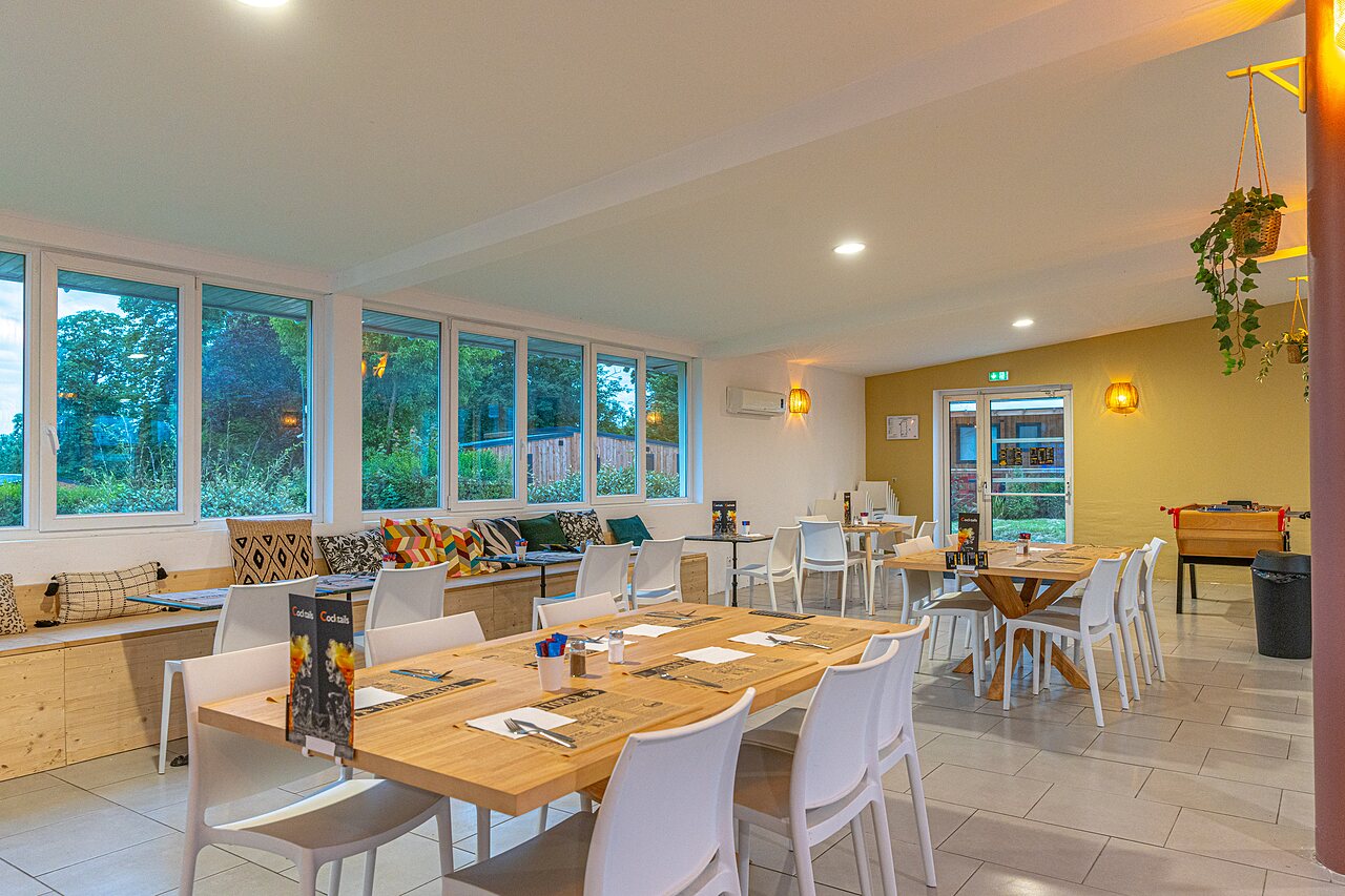 Restaurant, bar, tables, chaises, baby-foot au CAPFUN Parc de Paris (77).