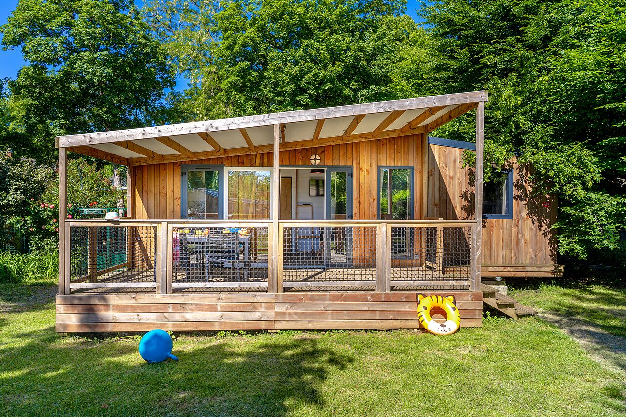 Mobil-home en bois, terrasse couverte, jardin au camping CAPFUN Parc de Paris � Villevaud� (77).