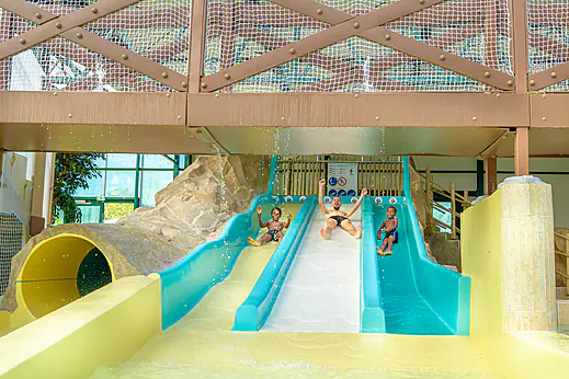 Toboggans aquatiques, adultes et enfants s'amusant au camping CAPFUN Parc de Paris (77).