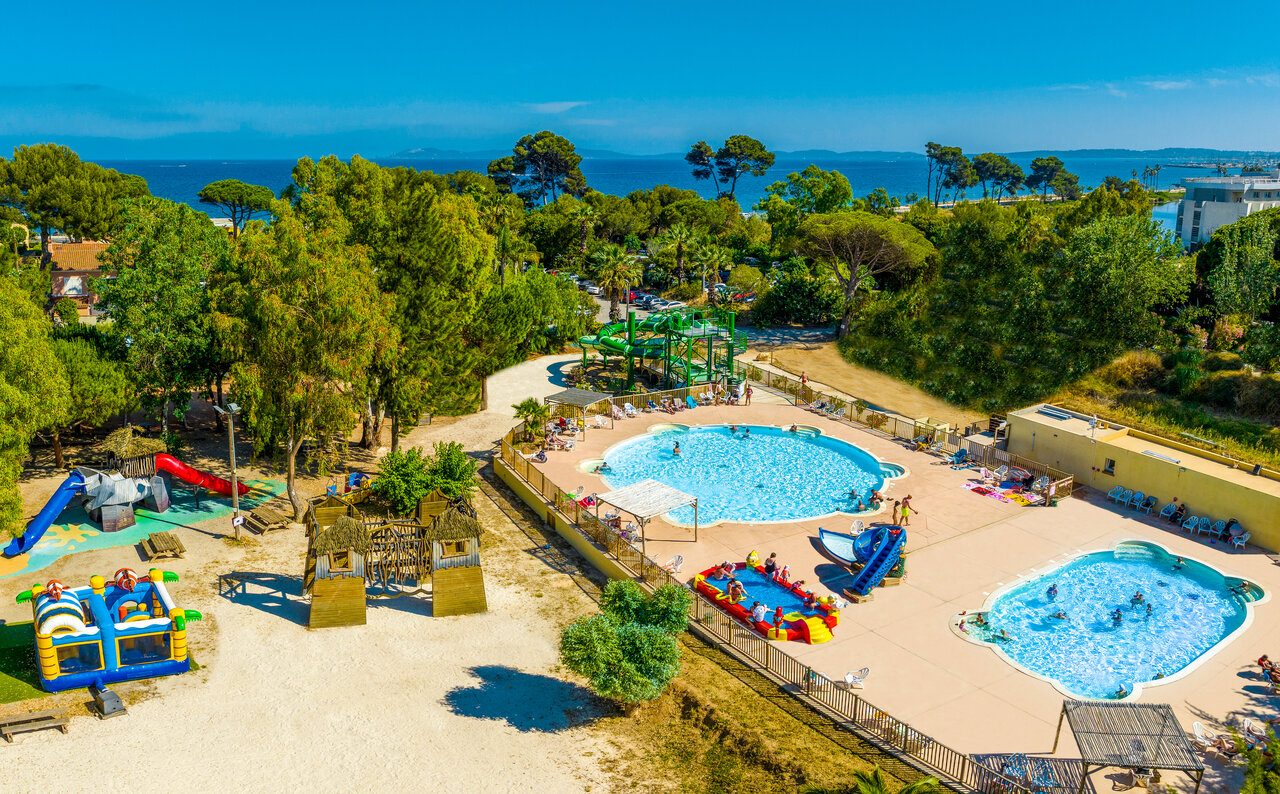 Zwembaden, waterglijbanen en kinderspeeltuin op camping CAPFUN Parc et Plage in Hy�res les Palmiers (83).