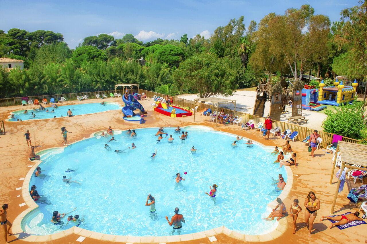 Zwembaden, glijbanen op camping CAPFUN Parc et Plage in Hy�res les Palmiers.