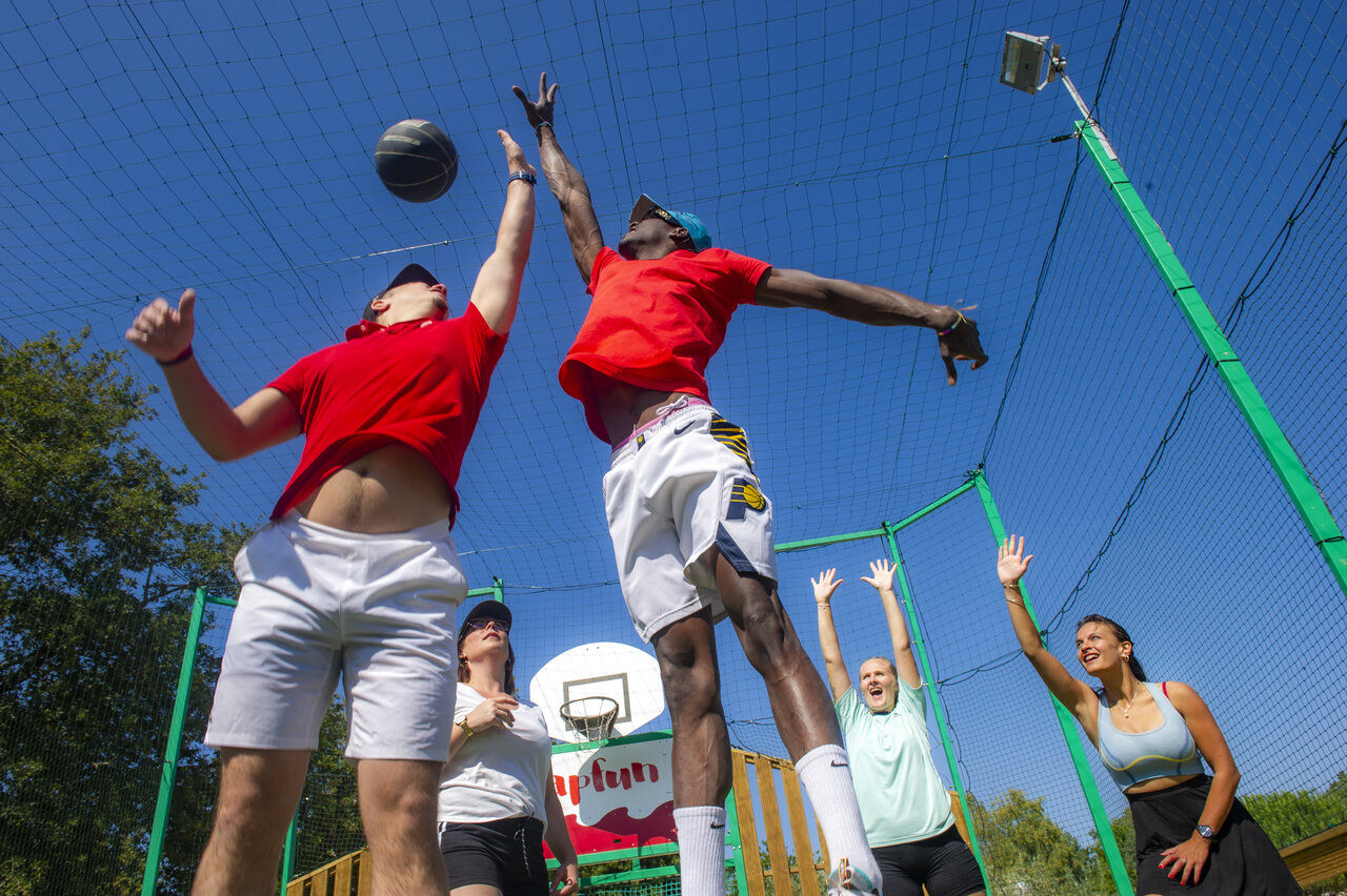 Basketbalactiviteit op camping CAPFUN Parc et Plage in Hy�res les Palmiers (83).