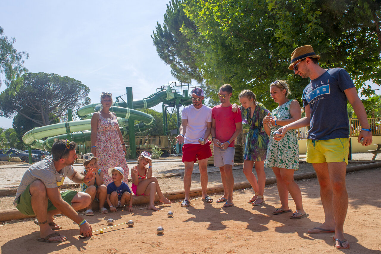 Jeu de boules familie, glijbanen op camping CAPFUN Parc et Plage in Hy�res (83).