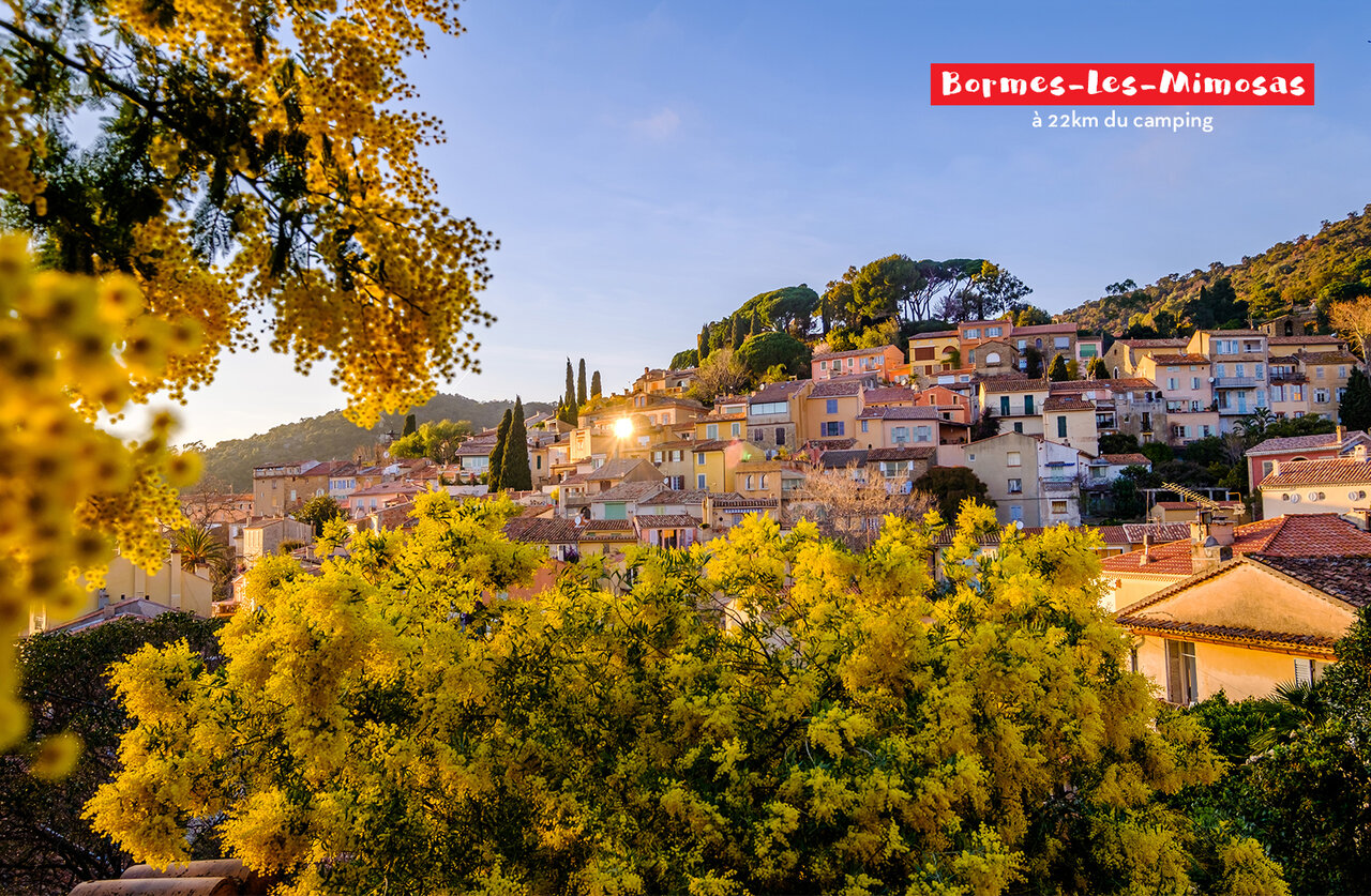 Bloeiend dorp Bormes-les-Mimosas, toeristische plek te bezoeken nabij de camping.