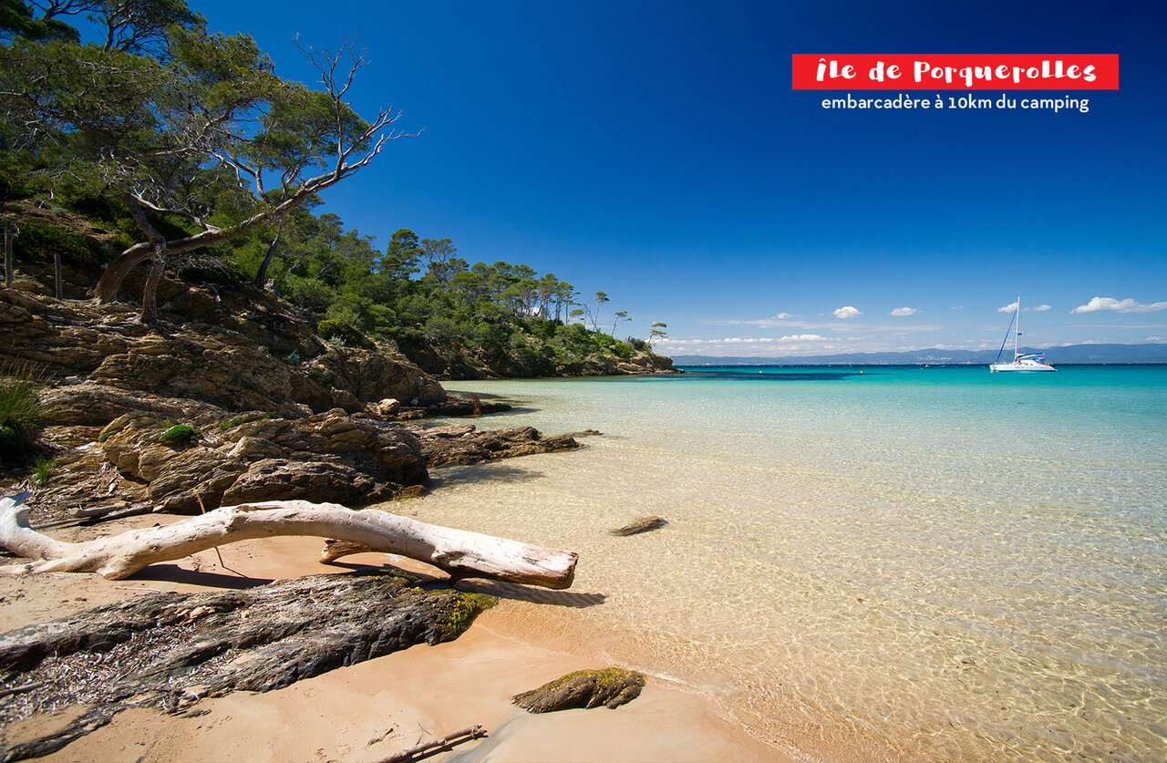 Fijn zandstrand en turquoise water op �le de Porquerolles, Hy�res.