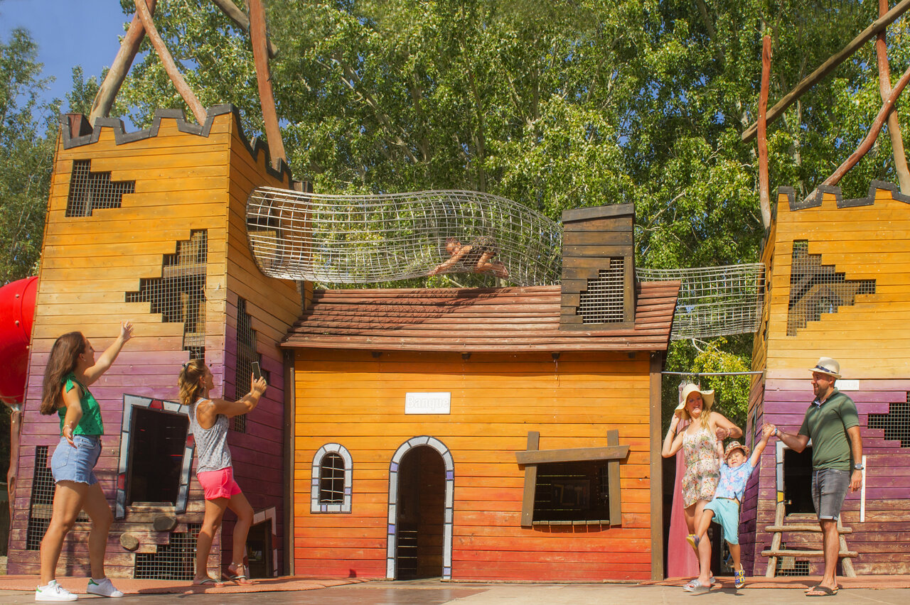 Aire de jeux enfants au camping CAPFUN Paris Roussillon � ARGELES SUR MER (66).