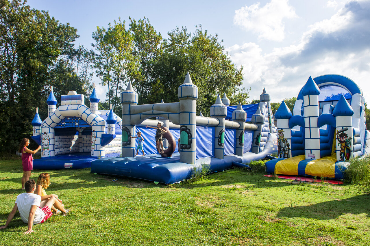 Parc de jeux gonflables au camping CAPFUN Paris Roussillon, ARGELES SUR MER (66).