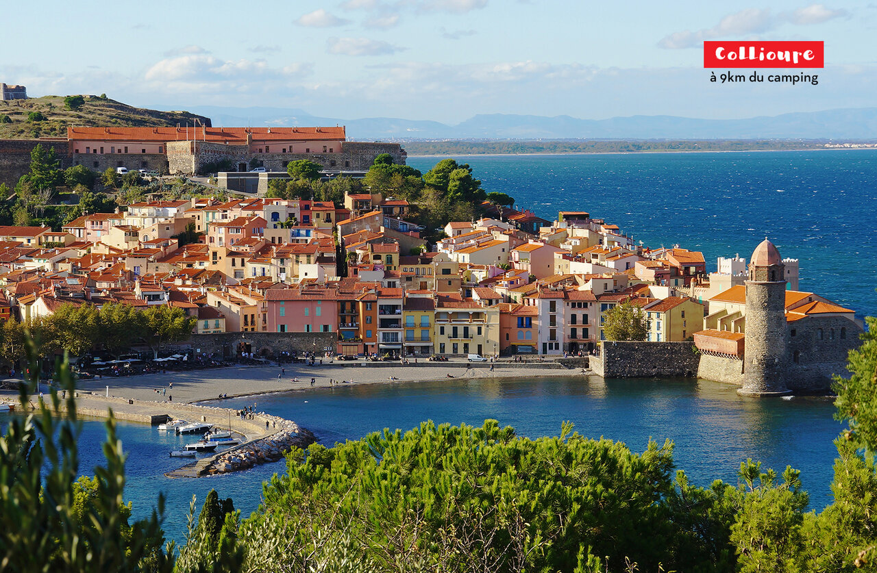 Collioure, charmant village c�tier avec son clocher et sa plage m�diterran�enne.